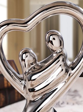 创意摆件现代陶瓷工艺品家居饰品客厅摆件婚庆礼品相拥情侣摆件