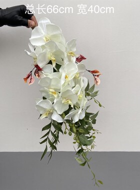新款蝴蝶兰白色旗袍手拿花 小瀑布手捧花 复古民国风垂臂手工花束
