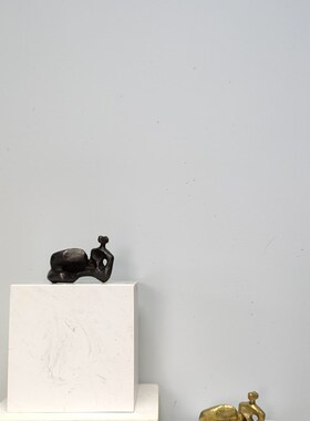 五圆美术馆抽象人物亨利摩尔铸铜小摆件实心黄铜雕塑手把件轻奢风