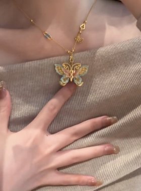 新中式金色梦幻彩色蝴蝶珐琅项链女国风吊坠高级感颈链送女友礼物