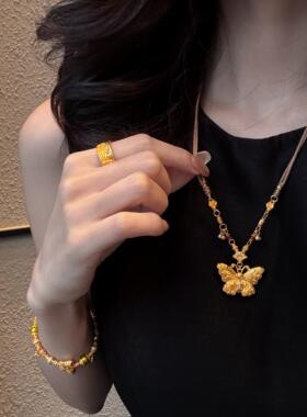 新中式錾刻蝴蝶项链吊坠复古时尚手工编织项链黄金色闪钻蝴蝶吊坠