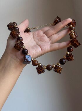 好特别！方块波点琥珀豹纹项链女夸张小众设计创意锁骨链早秋新款