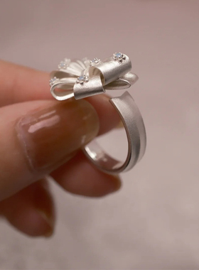 清冷感小众设计立体蝴蝶结镶嵌奶蓝色小欧泊石戒指开口食指戒指环