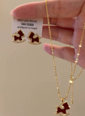 复古红色滴油小马耳钉女本命年生肖马新年项链轻奢高级感耳饰配饰