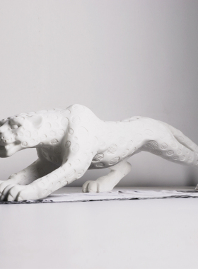 现代样板房样品屋展示中心酒店家居桌面砂岩雕刻白豹子动物装饰品