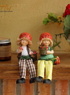 美式花园隔板阳台饭厅摆台草莓吊脚情侣娃娃礼物树脂家居装饰摆件