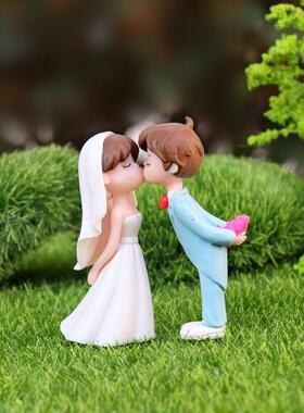 情侣小公仔新郎新娘亲嘴人偶模型摆件盲盒微景观桌面蛋糕装饰礼物