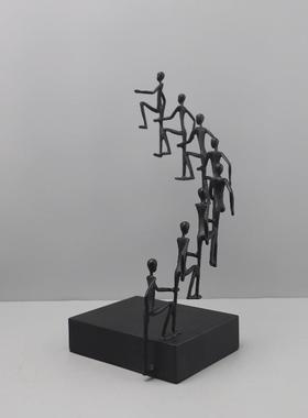现代简约抽象铸铁步步高升人物雕塑摆件客厅玄关书房软装家居饰品