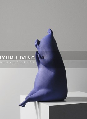 现代极简蓝色树脂小猪雕塑摆件样板房间售M楼处家居客厅桌面摆设