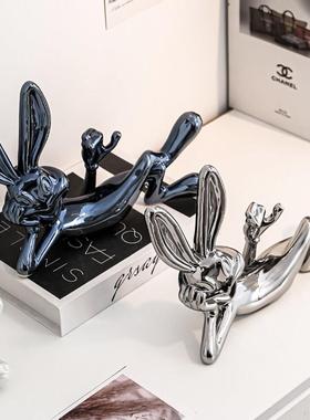 兔八哥摆件高级感创意轻奢躺姿兔子摆设客厅玄关电视柜酒柜装饰品