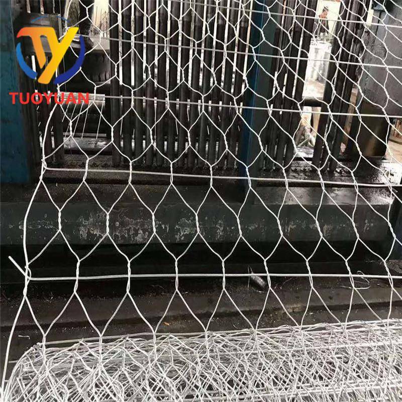 热镀锌铁丝网围栏拧花网养鸡养羊护栏钢丝网编织菱形六角网养殖 - 图0