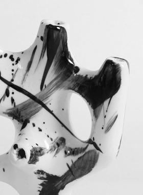 现代简约侘寂风抽象几何摆件珊瑚图绘卧室样板房售楼处书柜摆件