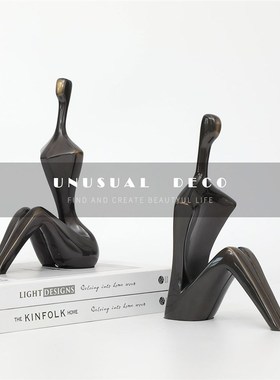 现代欧式轻奢金属金色坐姿人物摆件E客厅书房卧室样板房售楼处饰