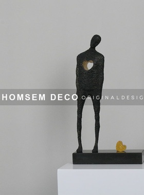 北欧现代样板房间轻奢人物v艺术品雕塑空心人像售楼处玄关柜摆件