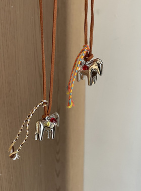 松弛感银色小马吊坠流苏皮绳项链女秋冬复古麂皮链长款毛衣链配饰