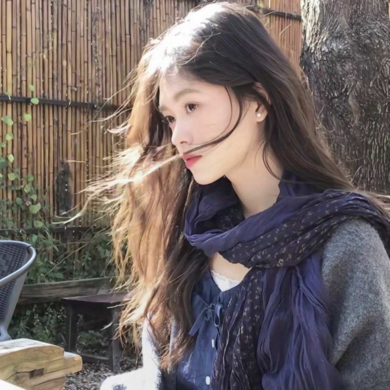 围巾女款2025新款复古文艺藏蓝色碎花褶皱棉麻长款丝巾披肩氛围感,淘宝优惠券,粉丝福利购,淘宝优惠卷