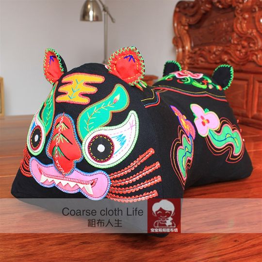 大 如意牡丹枕手工刺绣老虎大枕头珍珠棉填充山东特色手工艺品