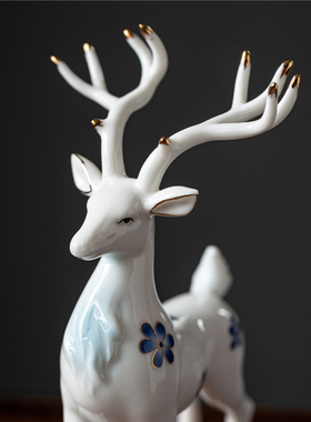 陶瓷梅花鹿摆件招财新中式客厅玄C关新房酒柜办公室桌面装饰品礼