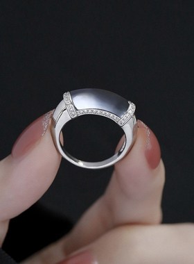 马鞍戒指女ins轻奢高级u独特设计清冷时尚灯管指环潮仿玉石食指戒