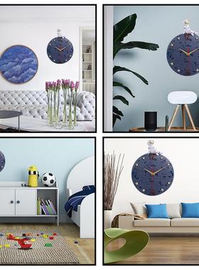 创意时尚卡通宇航员挂钟客厅家用轻奢简约静音钟表树脂工艺品