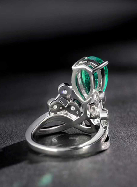 实验室培育祖母绿宝石戒指