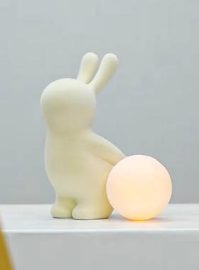 卡通植绒兔子拍拍灯工艺品摆件书房植绒树脂动物兔子月亮台灯桌摆