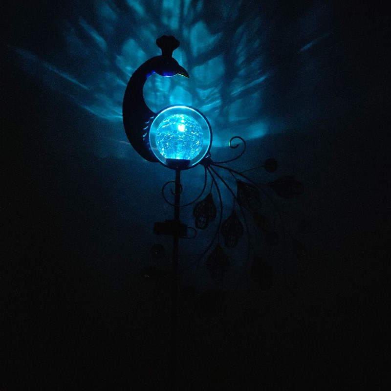 太阳能孔雀灯铁艺镂空羽毛孔雀太阳能户外庭院裂纹球灯草坪灯 - 图1