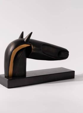 现代摆新中式样板房马头件树脂马大理面石抽象动物如意LOS桌书柜