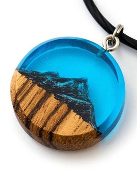 手工制作的蓝色项链,木材和环氧树脂的混合,奢华而精致