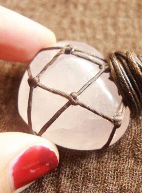 福百瑞珠宝网兜石【旅途】天然粉水晶厚实心手作蜡绳水晶萤石吊坠