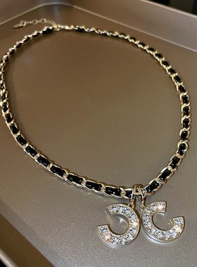 皮革缠绕镶钻字母项链法式潮流气质卫衣链小众设计感精致锁骨项饰