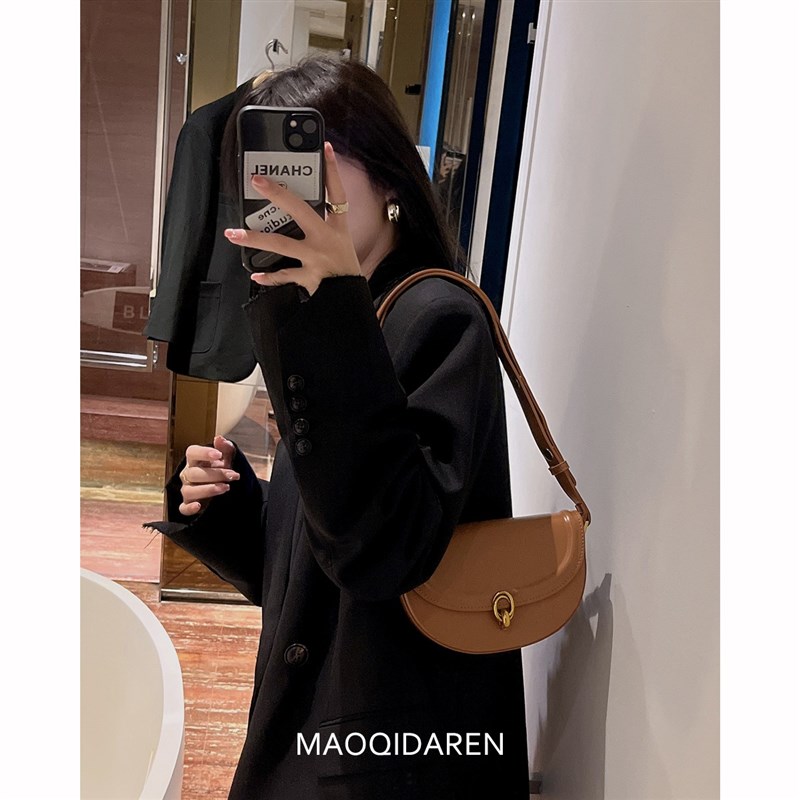 猫七大人 小众设计锁扣马鞍包女包B2022秋季新款腋下包单肩斜挎包 - 图2