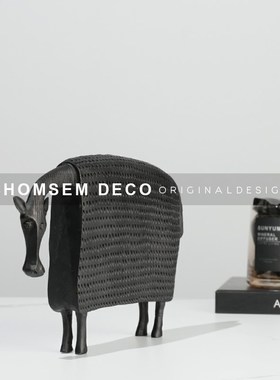 现代创意家居软装金属q盔甲马摆件样板房间售楼处书房玄关柜艺术