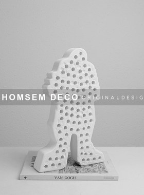 现代简约抽象镂空人物艺术摆件售楼处样板L间客厅书房博古架工艺