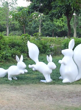 户外抽象a松鼠摆件 卡通兔子玻璃钢动物雕塑 小区园林景观装饰摆
