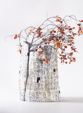 现代轻奢黑白抽象字体不规则陶瓷艺术花器花O瓶摆件样板间客厅装