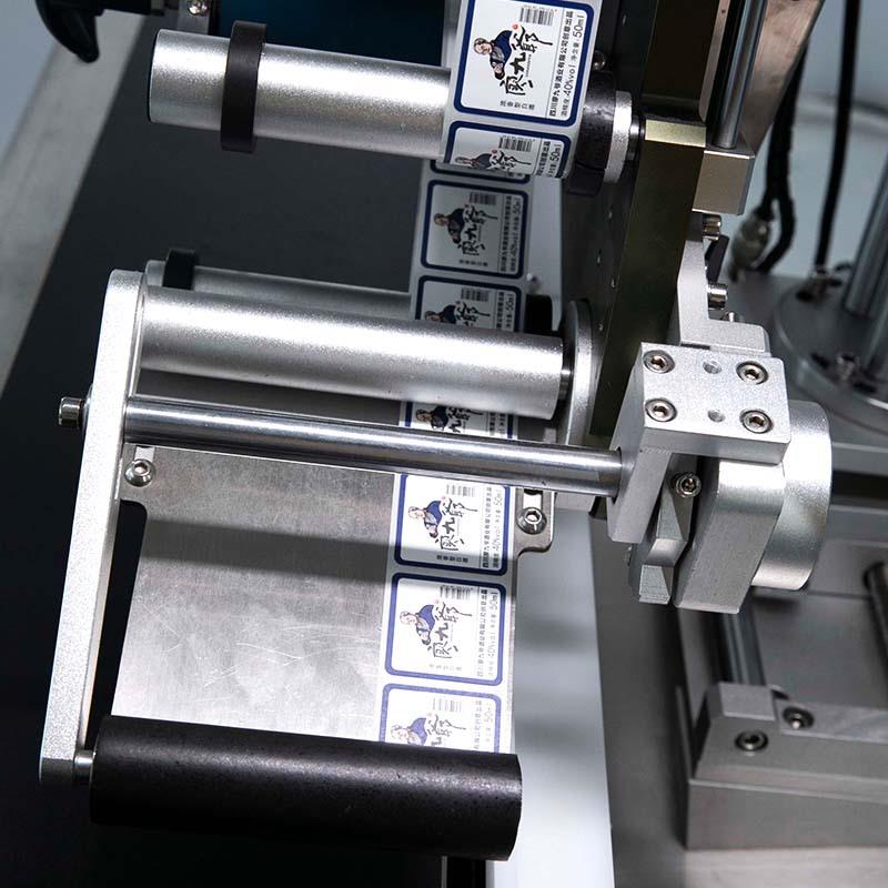 厂家全自动巧克力盒贴标机餐具餐盒贴标纸箱快递单商标贴单机 - 图1