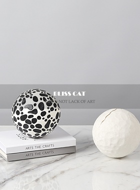 现代简约黑白陶瓷圆球样板间儿童房书柜桌面创意装饰品.黑色手摆