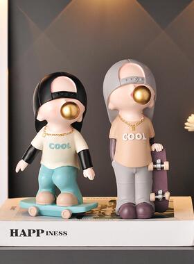 家居装饰品篮球足球滑板小男孩摆件客厅新房儿童房书柜人物礼物