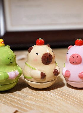 不倒翁卡皮巴拉陶瓷小摆件迷你可爱解压M治愈办公室桌面装饰品