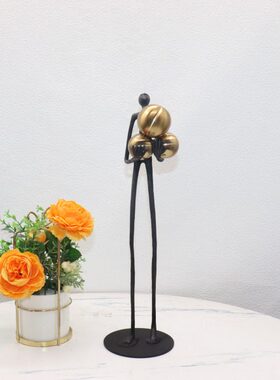 现代轻奢样板间客厅软装抱球人物雕塑摆件酒店展厅金属艺术品摆设