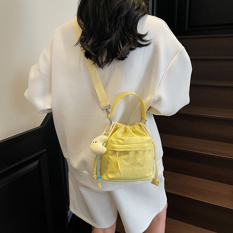 高级感手提小布包女轻便抽绳水桶包 2025新款简约通勤斜挎手机包,淘宝优惠券,粉丝福利购,淘宝优惠卷