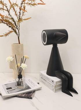 简约现代黑色尖嘴潮玩卡趣味通人物树摆件样板房书房客装厅0400饰