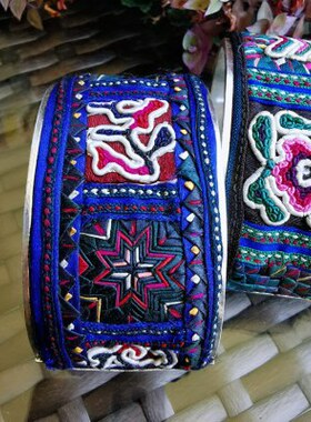 民族风苗银镶嵌手工老绣片手镯