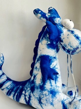 云南大理白族手工植物扎染龙蓝染布艺龙年玩偶摆件家居Z装饰品布