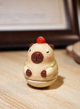 不倒翁卡皮巴拉陶瓷小r摆件迷你可爱解压治愈办公室桌面装饰品