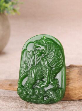 生老虎肖牌挂件吊坠新疆菠菜绿色保平安虎碧玉山上玉和田转运