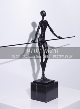 现代简约创意铸铁人物雕塑摆件售楼处样板房电视柜玄关柜软装饰品