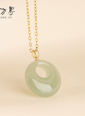 18k金和田玉公主扣吊坠女款