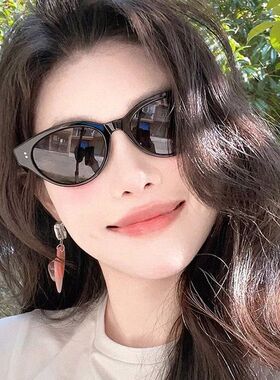 2024新款美式猫眼墨镜网红爆款高级感小脸辣妹旅游潮酷黑色眼镜女